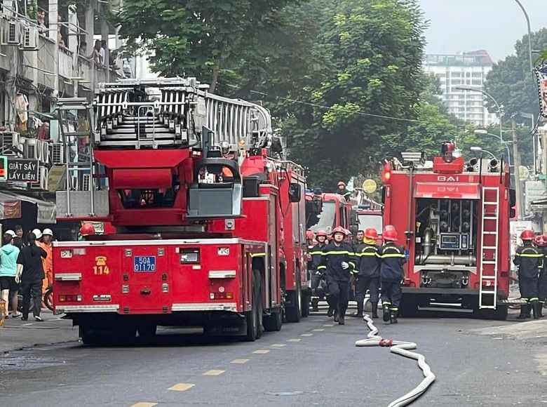 Ch&aacute;y lớn nh&agrave; gần chung cư, nhiều người được l&iacute;nh cứu hỏa cứu kịp thời- Ảnh 1.