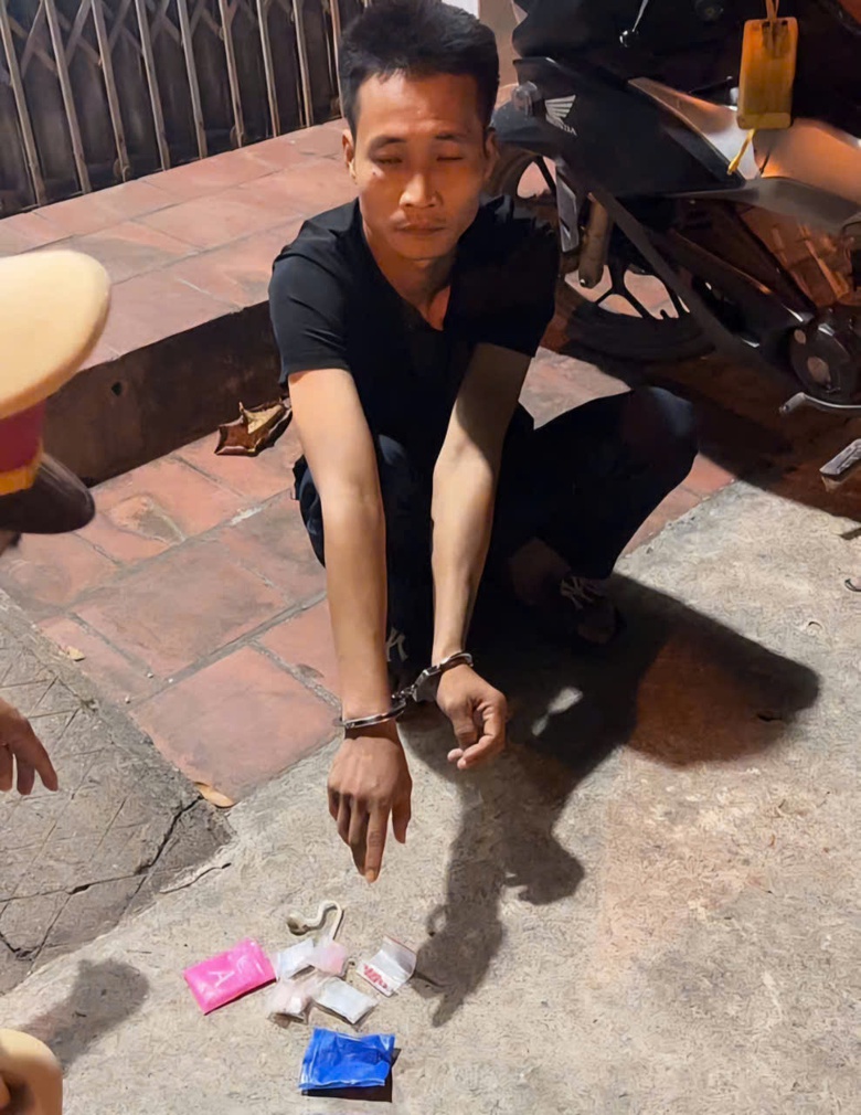 CSGT Bắc Giang bắt đối tượng vi phạm giao th&ocirc;ng, t&agrave;ng trữ ma t&uacute;y- Ảnh 1.