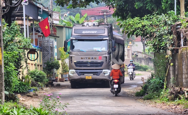 Hòa Bình: Dân bất an vì đoàn xe chở cát lậu quần thảo- Ảnh 1. Hòa Bình: Dân bất an vì đoàn xe chở cát lậu quần thảo- Ảnh 1.