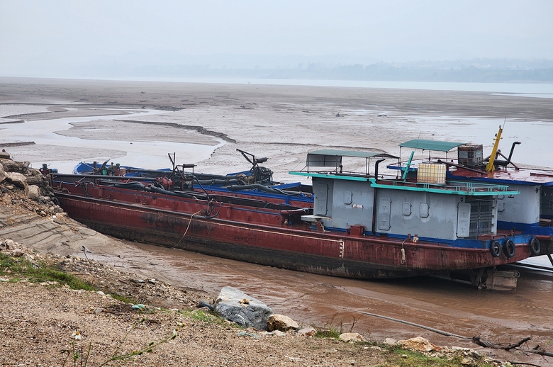 Hòa Bình: Dân bất an vì đoàn xe chở cát lậu quần thảo- Ảnh 3. Hòa Bình: Dân bất an vì đoàn xe chở cát lậu quần thảo- Ảnh 3.