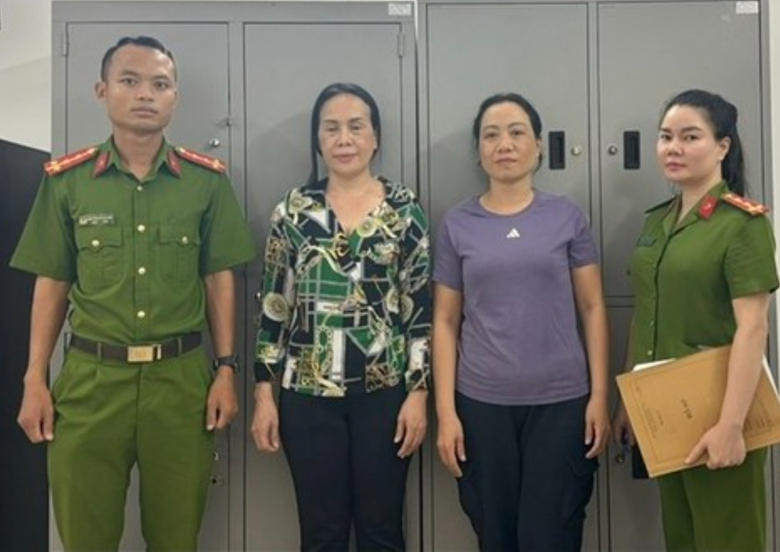 Tạm giữ 2 đối tượng trong vụ bu&ocirc;n lậu 716 vi&ecirc;n kim cương- Ảnh 1.