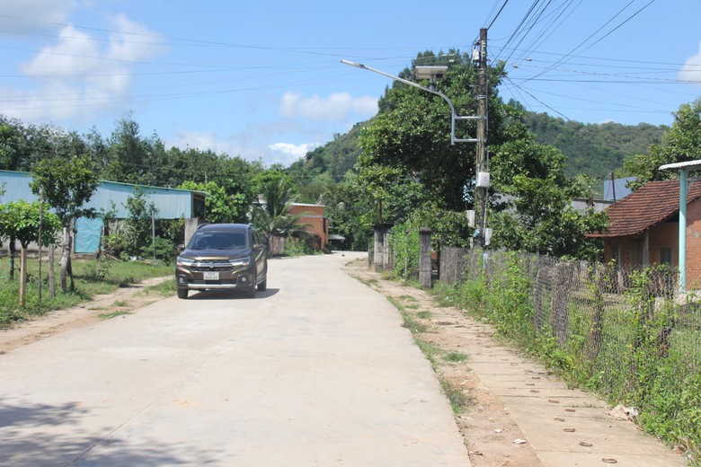 Giao th&ocirc;ng ở huyện miền n&uacute;i B&igrave;nh Thuận bừng s&aacute;ng nhờ diện mạo mới - Ảnh 1.