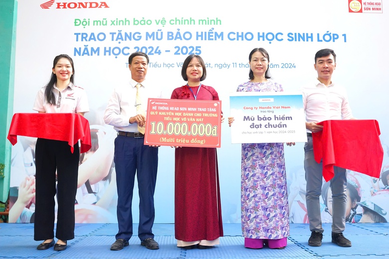 HEAD Sơn Minh trao mũ bảo hiểm, tập huấn ATGT cho học sinh trường tiểu học V&otilde; Văn H&aacute;t- Ảnh 2.