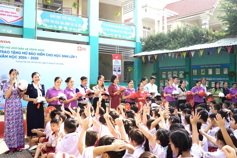 HEAD Sơn Minh trao mũ bảo hiểm, tập huấn ATGT cho học sinh trường tiểu học V&otilde; Văn H&aacute;t- Ảnh 1.