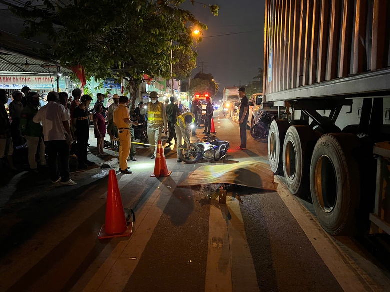 Người phụ nữ bị xe container c&aacute;n tử vong tr&ecirc;n đường đi đ&oacute;n con- Ảnh 2.