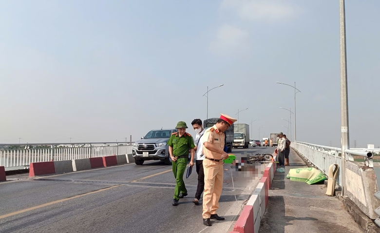 Người l&aacute;i xe m&aacute;y thiệt mạng sau tai nạn với xe tải tr&ecirc;n cầu B&igrave;nh- Ảnh 1.