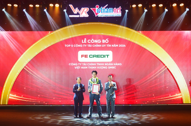 FE CREDIT vinh dự nhận giải thưởng Top 5 Công ty Uy tín ngành Tài chính năm 2024 cho nhóm Công ty Tài chính từ Vietnam Report. FE CREDIT vinh dự nhận giải thưởng Top 5 Công ty Uy tín ngành Tài chính năm 2024 cho nhóm Công ty Tài chính từ Vietnam Report.