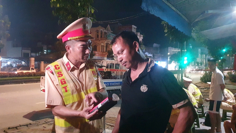 Hải Dương kỷ luật nghi&ecirc;m c&aacute;n bộ kh&ocirc;ng xử l&yacute; triệt để, bỏ qua lỗi vi phạm giao th&ocirc;ng - Ảnh 1.