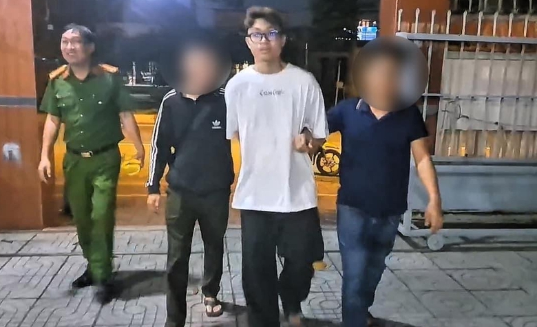 Bắt nhanh kẻ dùng dao đe dọa chủ tiệm, cướp 5 điện thoại di động- Ảnh 1. Bắt nhanh kẻ dùng dao đe dọa chủ tiệm, cướp 5 điện thoại di động- Ảnh 1.