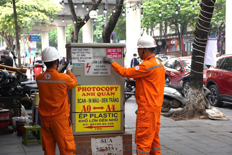 EVNHANOI cảnh b&aacute;o tờ rao vặt, quảng c&aacute;o che lấp tủ điện tiềm ẩn nguy hiểm cho người d&acirc;n- Ảnh 1.