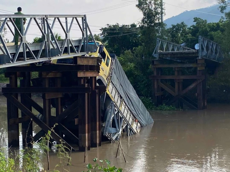 Sập cầu sắt ở An Giang, xe tải rơi xuống kênh, tài xế thoát chết- Ảnh 1. Sập cầu sắt ở An Giang, xe tải rơi xuống kênh, tài xế thoát chết- Ảnh 1.