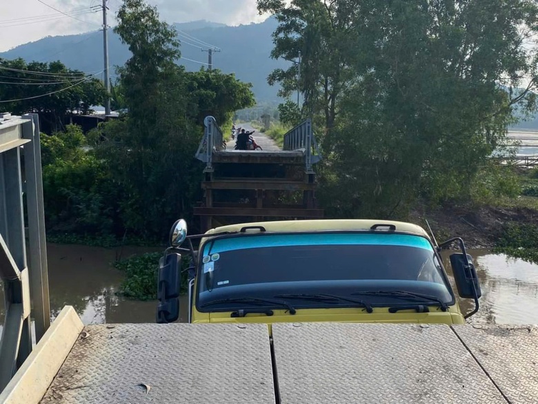 Sập cầu sắt ở An Giang, xe tải rơi xuống kênh, tài xế thoát chết- Ảnh 2. Sập cầu sắt ở An Giang, xe tải rơi xuống kênh, tài xế thoát chết- Ảnh 2.