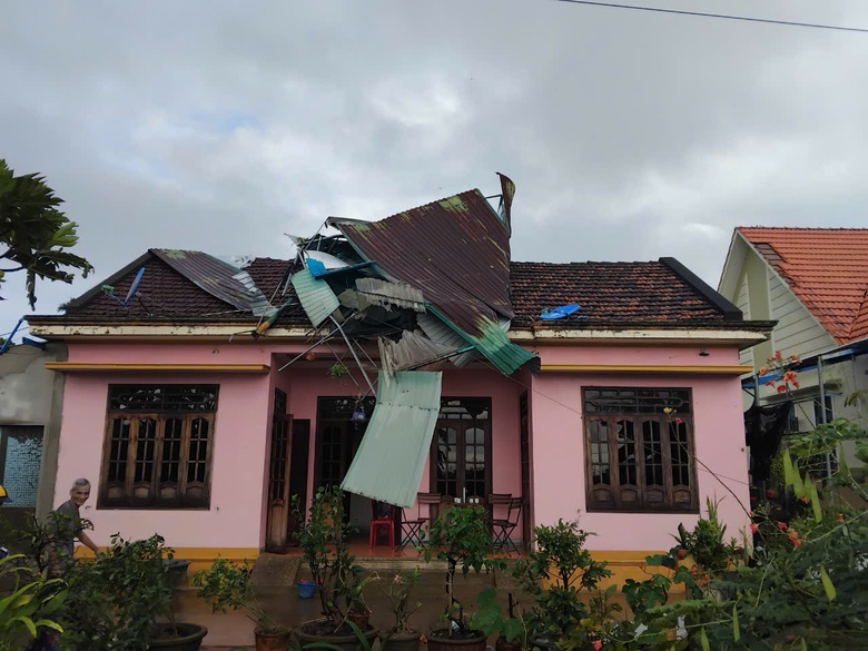 Lốc xo&aacute;y cuốn phăng h&agrave;ng chục m&aacute;i nh&agrave; ở Quảng Ng&atilde;i- Ảnh 2.