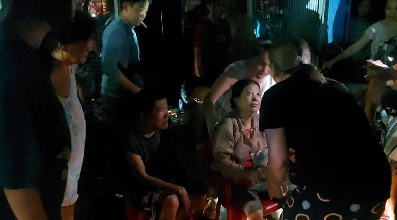 Cứu 2 người mắc kẹt trong đ&aacute;m ch&aacute;y nh&agrave; ở ng&otilde; s&acirc;u, hẻm nhỏ- Ảnh 2.