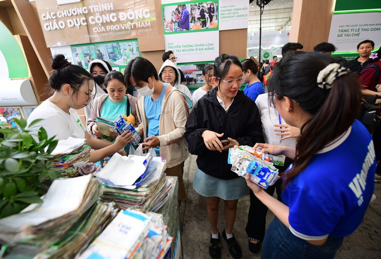 Vinamilk “bội thu” với hơn 11.000 vỏ thức uống các loại được mang đến để thu gom, tái chế; qua đó cho thấy sự hấp dẫn của chương trình “Vỏ xinh tái sinh” đang được doanh nghiệp đẩy mạnh để khuyến khích người tiêu dùng “sống xanh” Vinamilk “bội thu” với hơn 11.000 vỏ thức uống các loại được mang đến để thu gom, tái chế; qua đó cho thấy sự hấp dẫn của chương trình “Vỏ xinh tái sinh” đang được doanh nghiệp đẩy mạnh để khuyến khích người tiêu dùng “sống xanh”