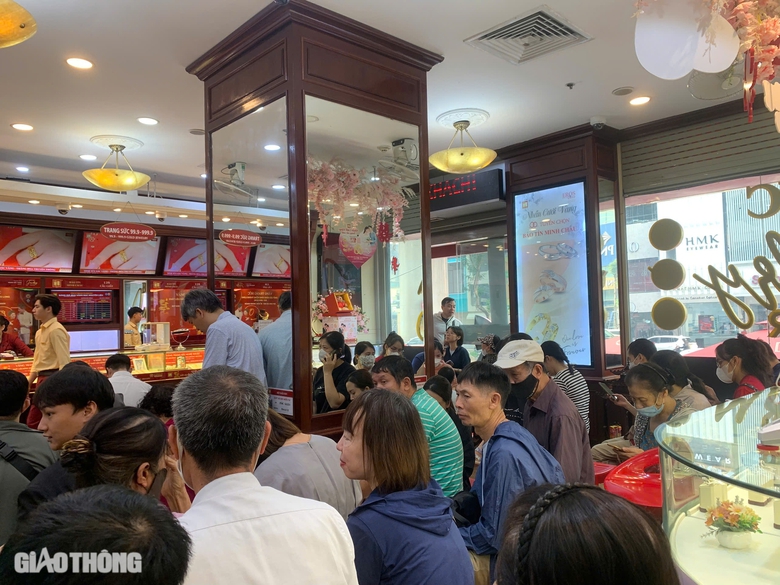 Gi&aacute; v&agrave;ng lao dốc mạnh, người d&acirc;n &ugrave;n &ugrave;n mua b&aacute;n, cửa h&agrave;ng b&aacute;n ra nhỏ giọt- Ảnh 1.