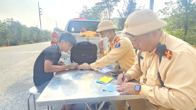 Tăng cường xử l&yacute; xe qu&aacute; tải tại đường huyện sau phản &aacute;nh của B&aacute;o Giao th&ocirc;ng- Ảnh 3.