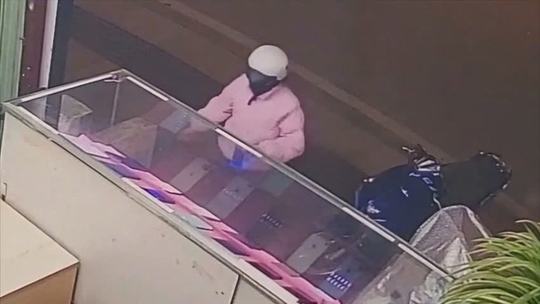 Mang điện thoại đi b&aacute;n rồi tr&igrave;nh b&aacute;o với c&ocirc;ng an bị cướp- Ảnh 1.