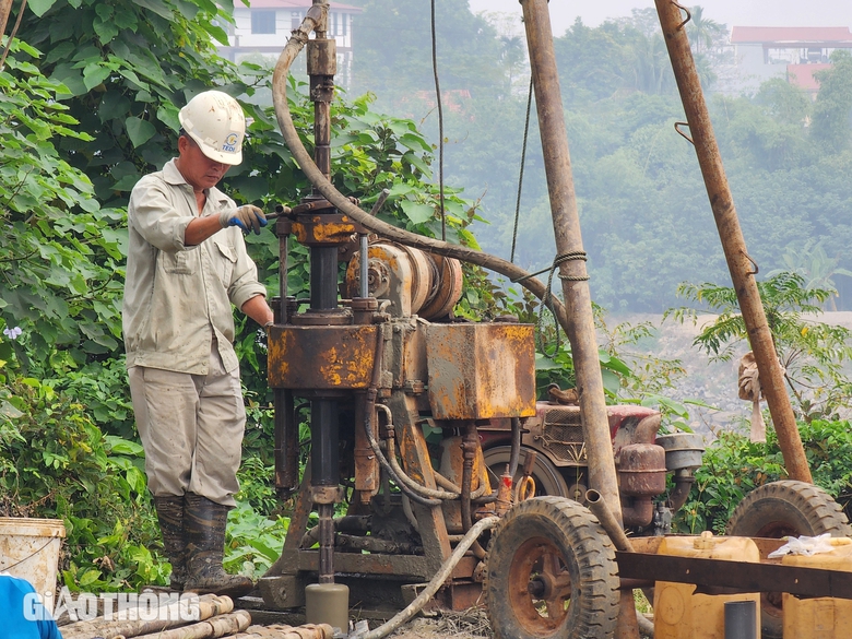 Khảo s&aacute;t địa chất chuẩn bị x&acirc;y cầu Phong Ch&acirc;u mới- Ảnh 1.