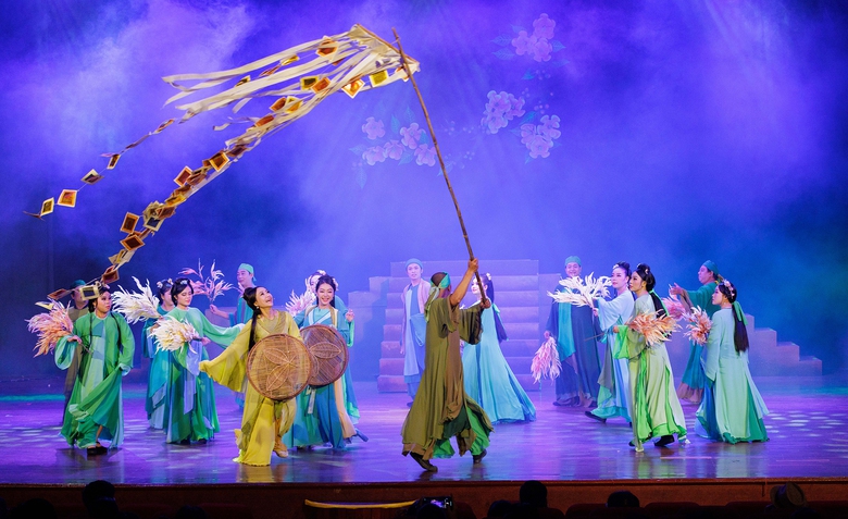 Khi n&agrave;ng Kiều &ldquo;kho&aacute;c &aacute;o mới&rdquo; tr&ecirc;n s&acirc;n khấu kịch- Ảnh 1.