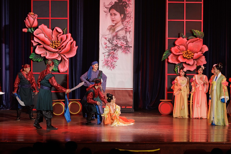 Khi n&agrave;ng Kiều &ldquo;kho&aacute;c &aacute;o mới&rdquo; tr&ecirc;n s&acirc;n khấu kịch- Ảnh 3.