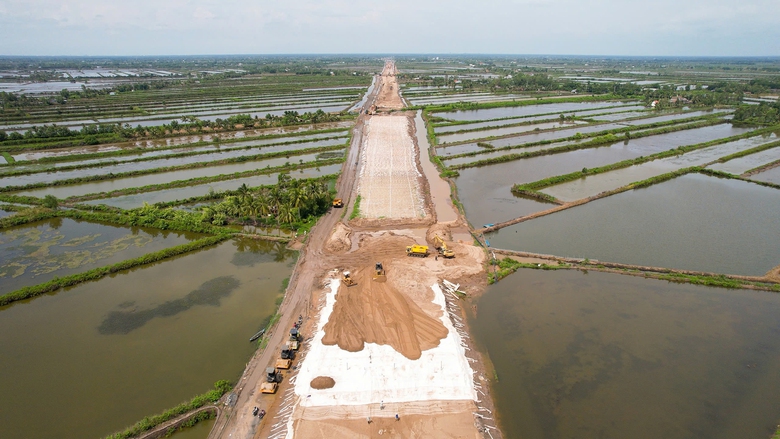 Gi&aacute; tr&ecirc;n trời, nh&agrave; thầu cao tốc kh&oacute; nhập khẩu c&aacute;t- Ảnh 1.