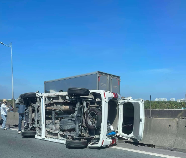 Lật xe tr&ecirc;n cao tốc Long Th&agrave;nh - Dầu Gi&acirc;y, giao th&ocirc;ng &ugrave;n tắc- Ảnh 1.