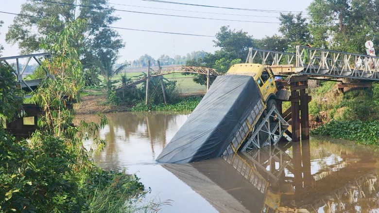An Giang: Đang trục vớt xe c&oacute; tải trọng 50 tấn l&agrave;m sập cầu 5 tấn - Ảnh 1.
