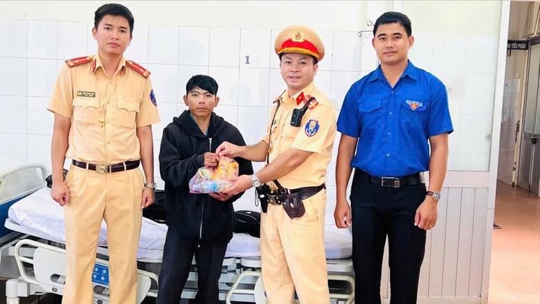 CSGT d&ugrave;ng xe đặc chủng đưa người bất tỉnh ven đường đi cấp cứu- Ảnh 1.