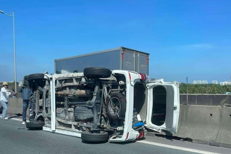 Hiện trường vụ tai nạn khiến xe &ocirc; t&ocirc; 7 chỗ lật ngang tr&ecirc;n cao tốc.
