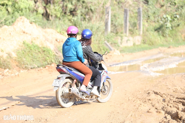 Dân khổ vì đường tỉnh ở Bắc Kạn như "ruộng cày"- Ảnh 4. Dân khổ vì đường tỉnh ở Bắc Kạn như "ruộng cày"- Ảnh 4.