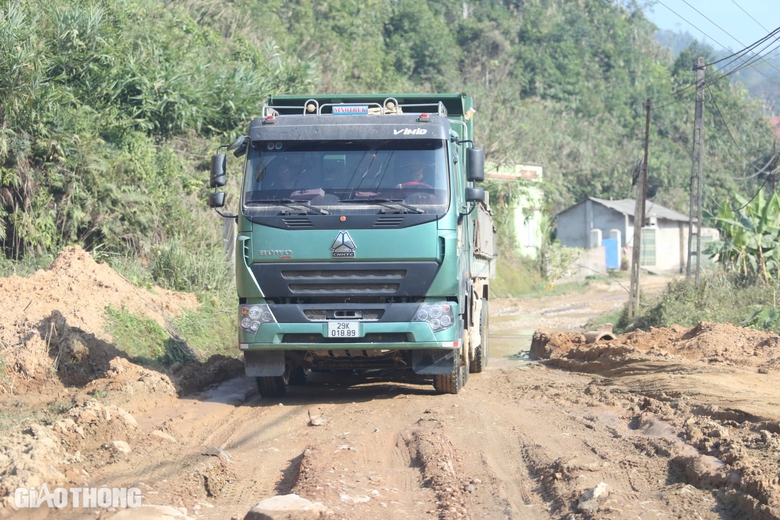Dân khổ vì đường tỉnh ở Bắc Kạn như "ruộng cày"- Ảnh 2. Dân khổ vì đường tỉnh ở Bắc Kạn như "ruộng cày"- Ảnh 2.