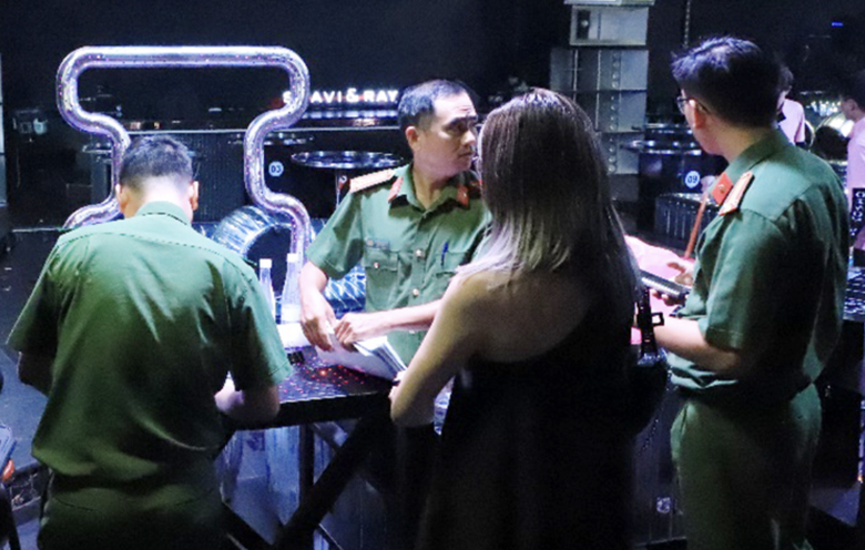 Xử phạt 4 quán bar trá hình ở Đồng Nai 250 triệu đồng- Ảnh 2. Xử phạt 4 quán bar trá hình ở Đồng Nai 250 triệu đồng- Ảnh 2.