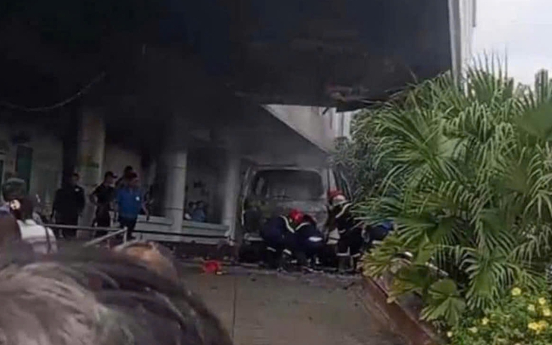 Xe cứu thương bốc ch&aacute;y dữ dội trước sảnh cấp cứu Bệnh viện Đa khoa tỉnh Nghệ An- Ảnh 4.