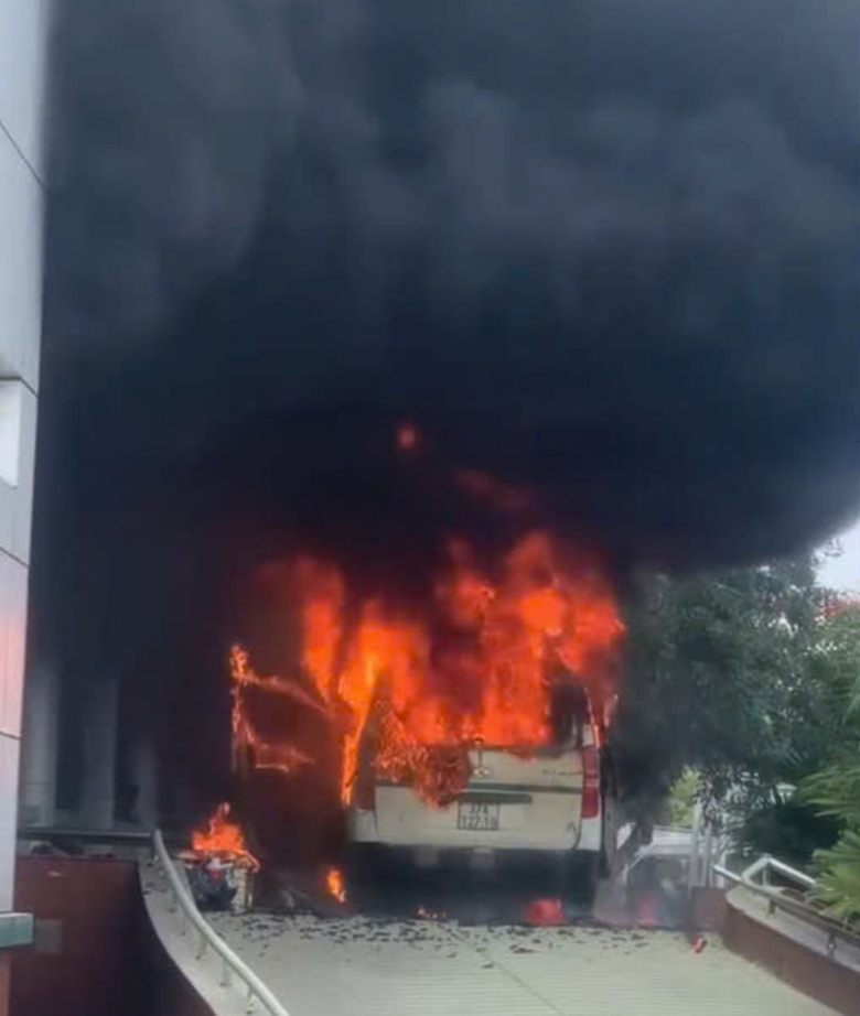 Xe cứu thương bốc ch&aacute;y dữ dội trước sảnh cấp cứu Bệnh viện Đa khoa tỉnh Nghệ An- Ảnh 3.