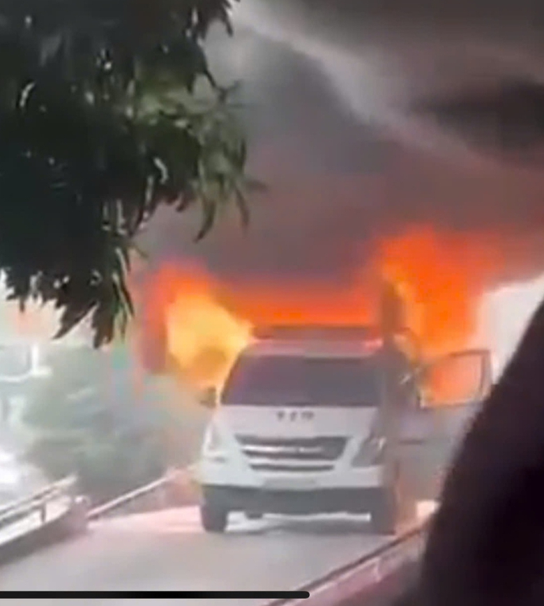 Xe cứu thương bốc ch&aacute;y dữ dội trước sảnh cấp cứu Bệnh viện Đa khoa tỉnh Nghệ An- Ảnh 2.