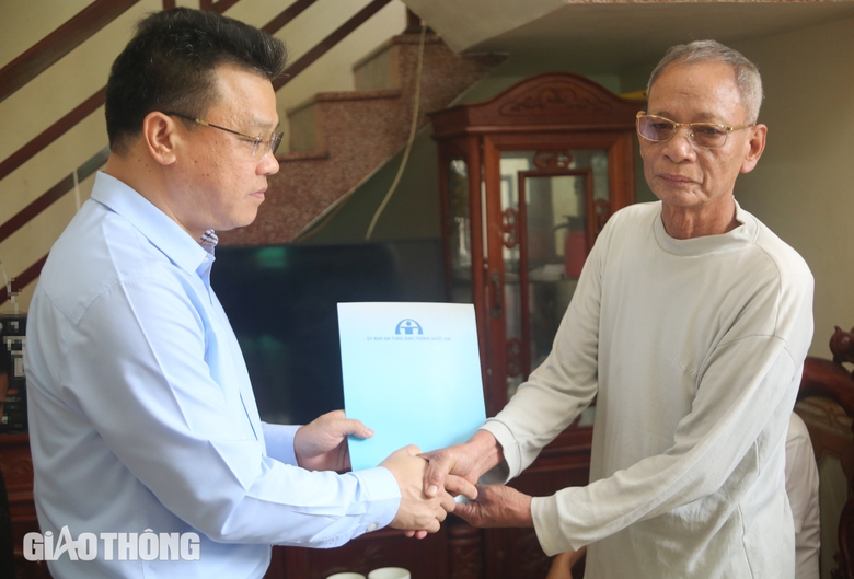 Ủy ban ATGT Quốc gia thăm hỏi gia đ&igrave;nh c&aacute;c nạn nh&acirc;n TNGT ở Ninh B&igrave;nh- Ảnh 4.