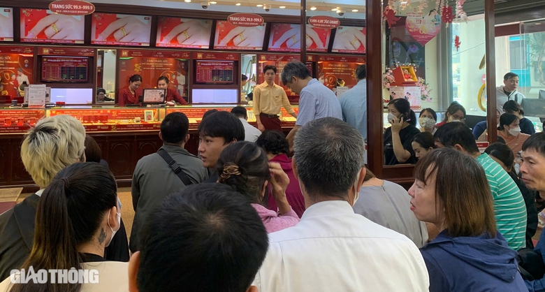 &ldquo;C&ograve; mồi&rdquo; chốt lời nửa triệu đồng/lượng v&agrave;ng ngay tại cửa h&agrave;ng, chợ online nhộn nhịp- Ảnh 1.