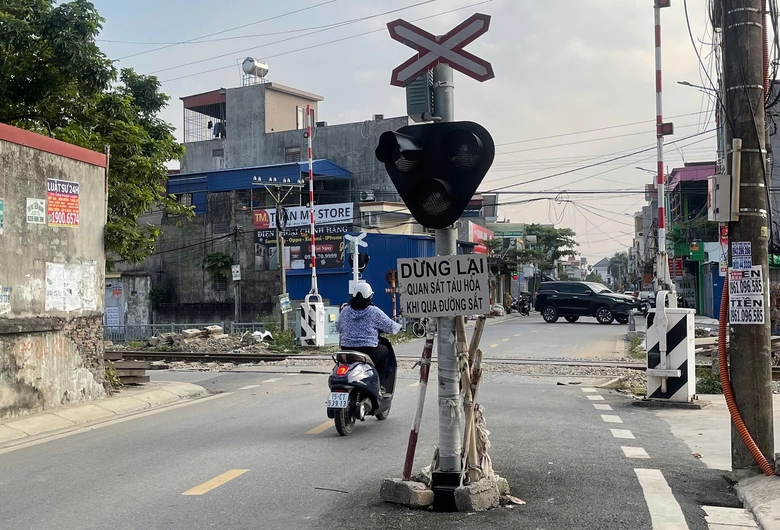 Kỳ lạ c&aacute;c cột điện "mọc" giữa đường ở Hải Ph&ograve;ng- Ảnh 1.