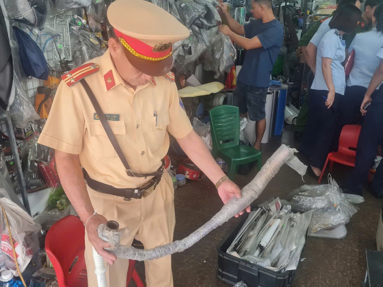 CSGT Hạ Long kiểm tra, xử l&yacute; điểm tr&ocirc;ng coi, cơ sở độ chế xe m&aacute;y- Ảnh 3.