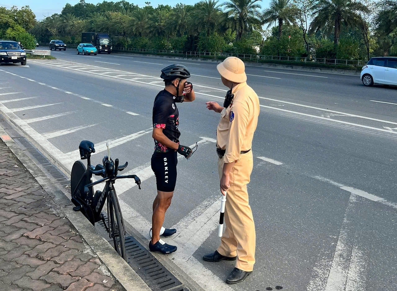 CSGT đ&oacute;n l&otilde;ng, xử l&yacute; xe đạp tr&agrave;n v&agrave;o đường đi s&acirc;n bay Nội B&agrave;i- Ảnh 1.