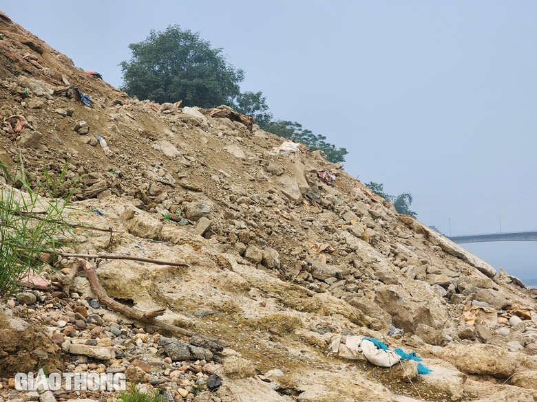 UBND tỉnh Tuy&ecirc;n Quang v&agrave;o cuộc vụ trạm trộn thải xi măng ra ven s&ocirc;ng L&ocirc;- Ảnh 1.