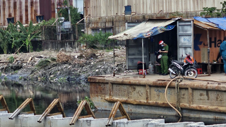 Phát hiện thi thể nam giới lõa thể dưới kênh nước- Ảnh 1. Phát hiện thi thể nam giới lõa thể dưới kênh nước- Ảnh 1.