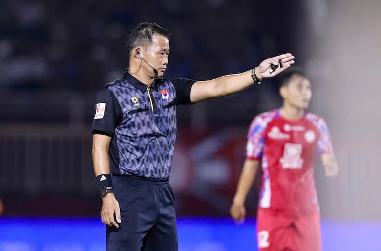 Trọng t&agrave;i gặp sự cố hy hữu trong trận đấu ở V-League- Ảnh 1.