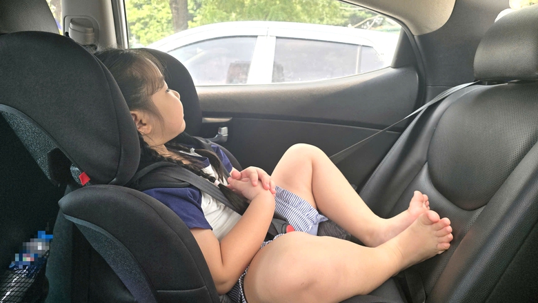 Sai lầm khi bế trẻ em tr&ecirc;n &ocirc; t&ocirc;- Ảnh 1.