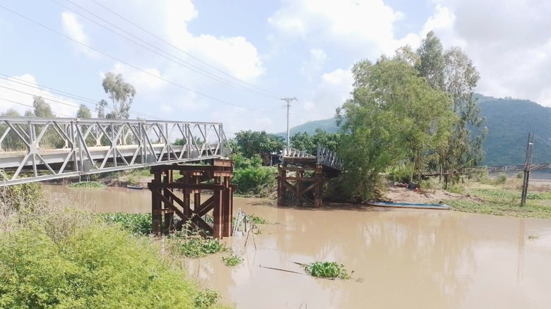 Vụ sập cầu T6 ở An Giang: Đ&atilde; th&ocirc;ng xe cầu tạm - Ảnh 3.