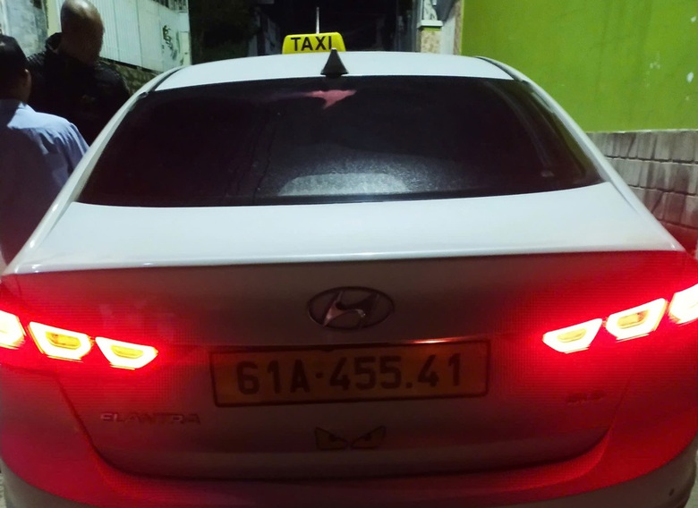 Truy tìm tài xế taxi xịt hơi cay khiến 2 khách phải nhập viện- Ảnh 1. Truy tìm tài xế taxi xịt hơi cay khiến 2 khách phải nhập viện- Ảnh 1.