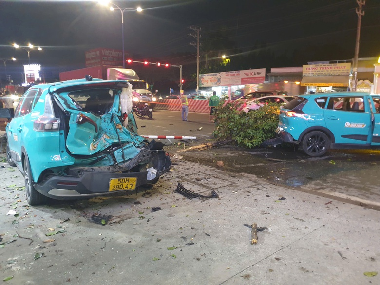 Taxi điện g&acirc;y tai nạn li&ecirc;n ho&agrave;n, nhiều người nhập viện- Ảnh 1.