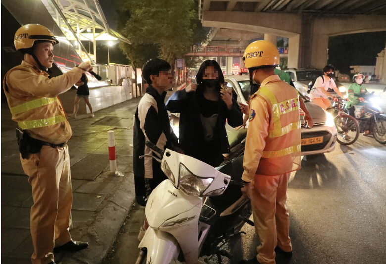 Báo động tình trạng cha mẹ lơ là, để mặc con chưa đủ tuổi vẫn đi xe máy- Ảnh 1. Báo động tình trạng cha mẹ lơ là, để mặc con chưa đủ tuổi vẫn đi xe máy- Ảnh 1.