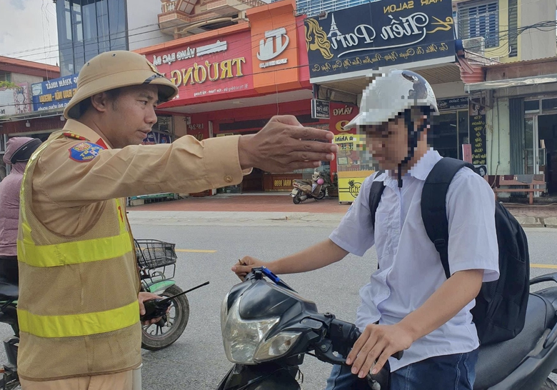 Báo động tình trạng cha mẹ lơ là, để mặc con chưa đủ tuổi vẫn đi xe máy- Ảnh 2. Báo động tình trạng cha mẹ lơ là, để mặc con chưa đủ tuổi vẫn đi xe máy- Ảnh 2.